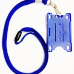 CK Excellent korttipidike kudotulla kaulanauhalla.